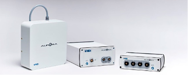 高度な電磁技術に基づいて開発されたAuroraトラッキングシステムは、医療用途に対応できるように設計された極めて精巧な計測装置です。
Auroraは、小型化されたセンサの位置と方向をリアルタイムにサブミリメートルのオータで計測します。
例えセンサが目では見ることができない体内にあっても計測できます。
小型センサは、ニードル、カテーテル、プローブ、スコープなどのさまざまな器具に適用できるように設計されております。